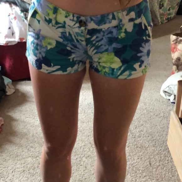 Floral beachy shorts - Picture 2 of 3